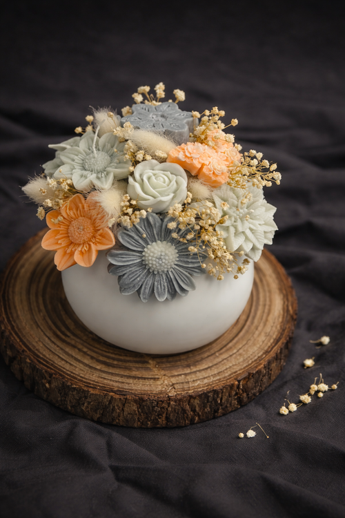 Blütenstrauß-Kerze in handgefertigter Schale - Sojawachs