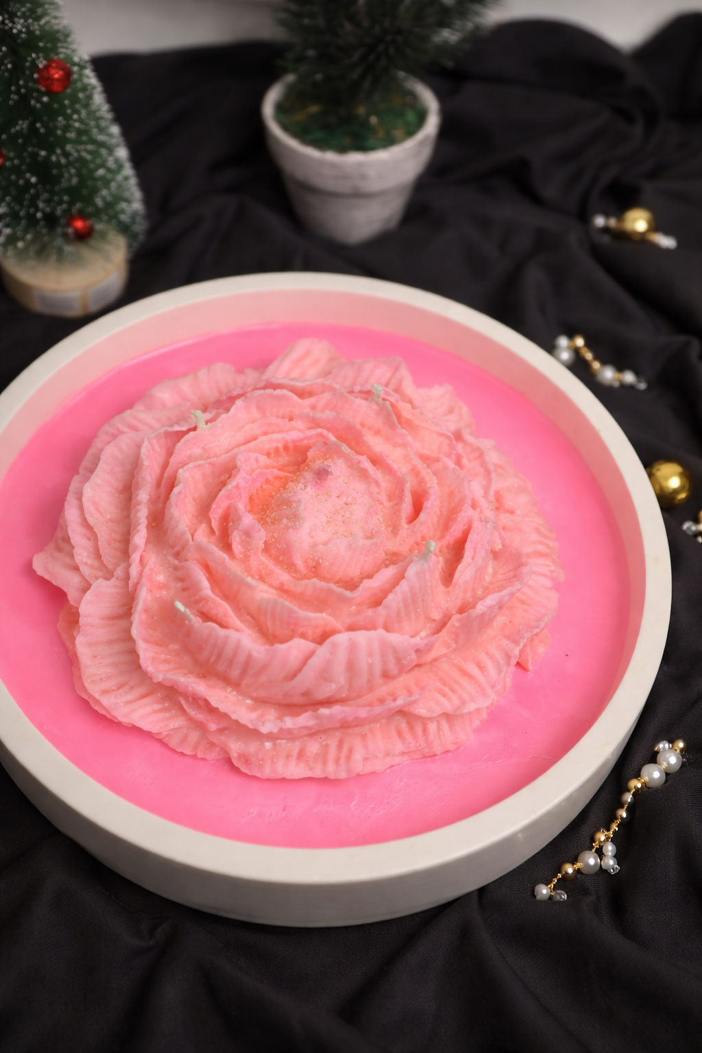 Rosen-Duftkerze in handgegossener Schale - Unikat